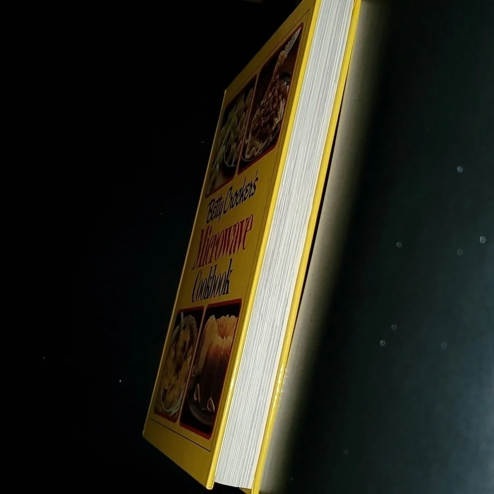 Vintage‎ Betty Crocker's microwave cookbook circa 1981 Hardcover about 280 pages